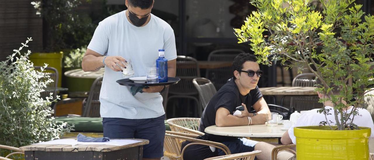 Un camarero, en una terraza de Barcelona.