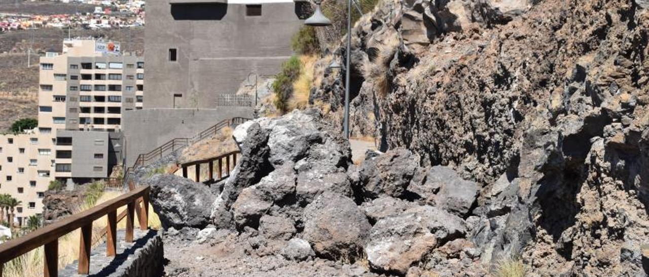 Unas rocas desprendidas de la ladera. | | E.D.