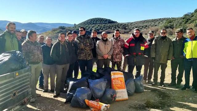 Pescadores que participaron en la jornada de limpieza del entorno.
