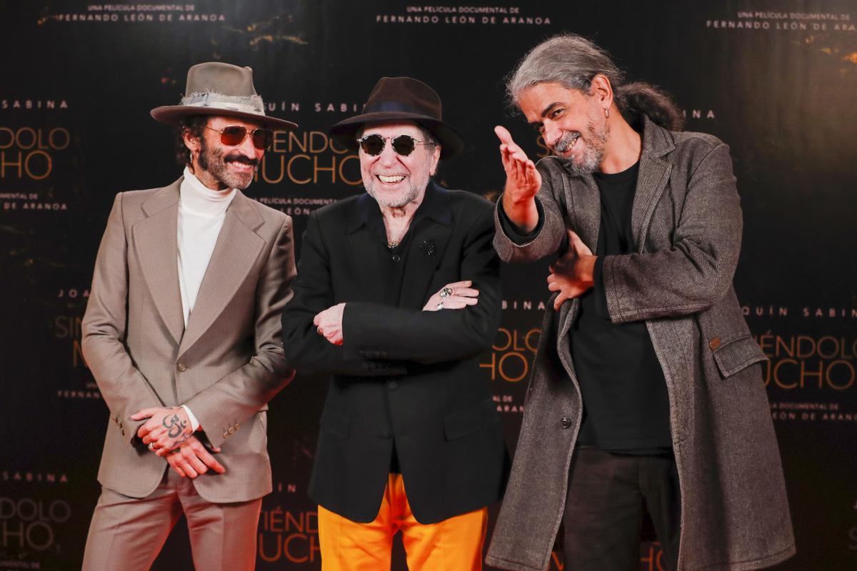 El músico y compositor Joaquín Sabina (c) posa junto al director de cine Fernando León de Aranoa (d) y el músico Leiva (i) durante la presentación del documental "Sintiéndolo mucho" en Madrid, este martes. EFE/ Luis Millan
