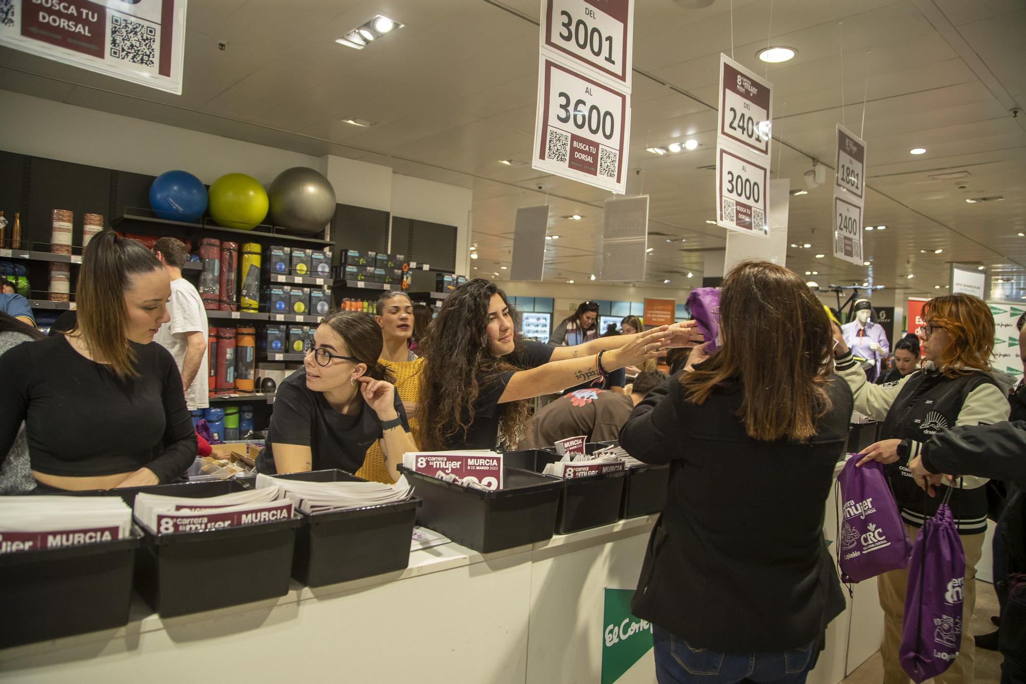 Entrega de dorsales de la Carrera de la Mujer (viernes por la tarde)