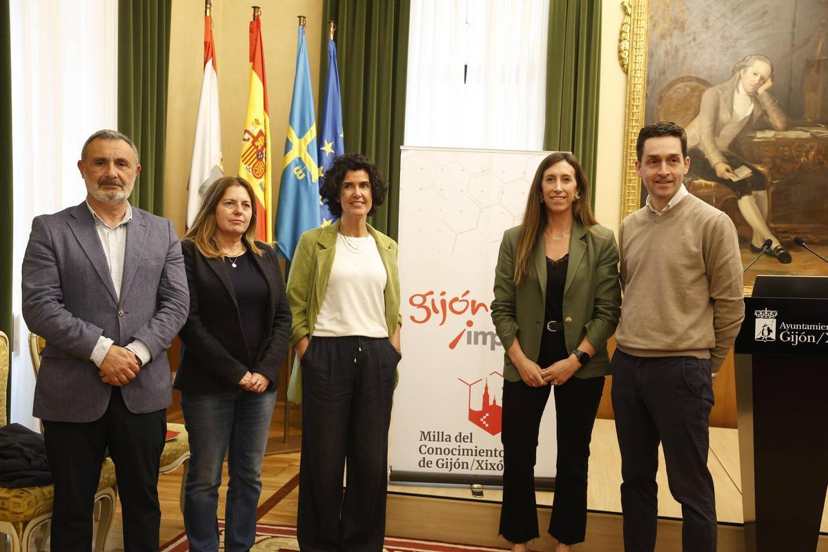Por la izquierda, Luis Díaz, Ana Belén Murias, Sara Menéndez, Ángela Pumariega y Fernando Clavijo, en el salón de recepciones del Ayuntamiento.