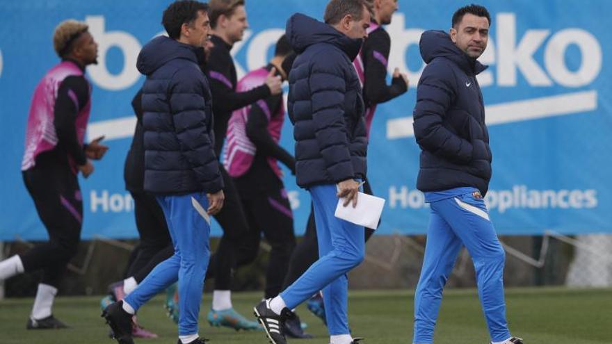 Xavi, a la derecha, durante el entrenamiento del Barça. |  // EFE