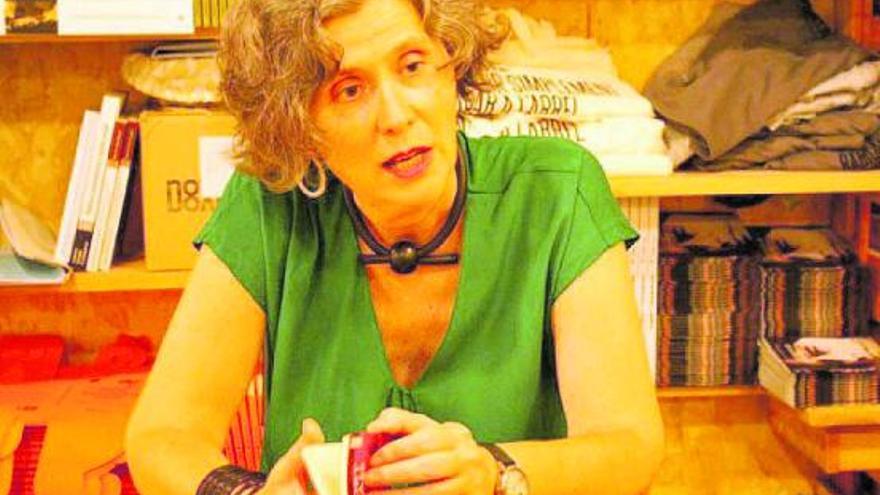 Mari Luz Esteban Galarza, doctora i poeta