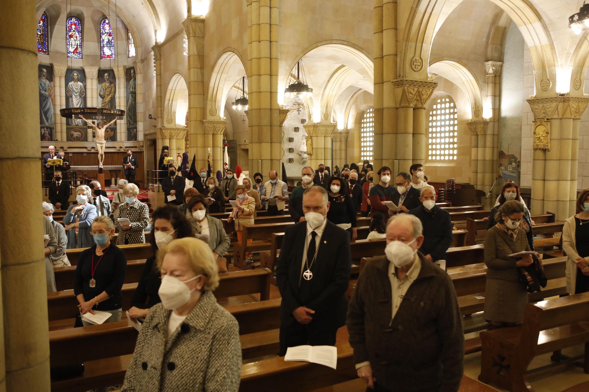 Celebración del Vía Crucis en la iglesia de San Pedro en Viernes Santo