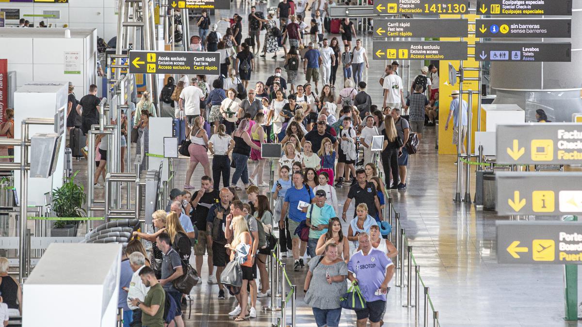 Pasajeros en el aeropuerto de Alicante-Elche en una imagen de este verano