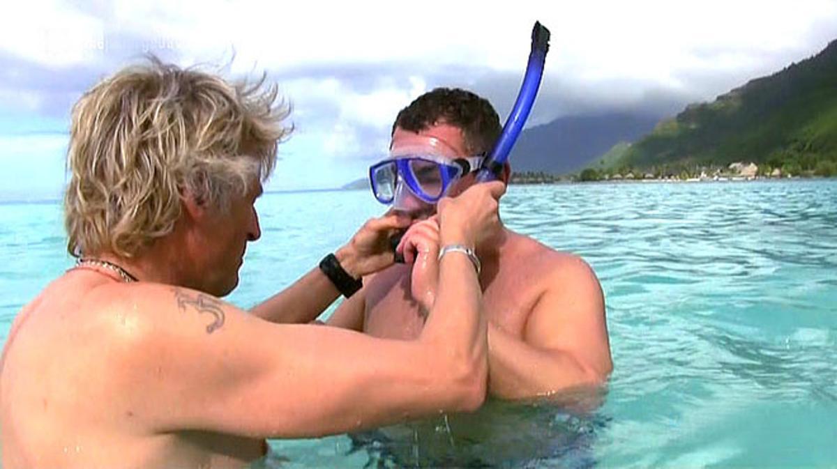 Jesús Calleja y Jorge Javier Vázquez, rodeados de tiburones, en ’Planeta Calleja’ (Cuatro).