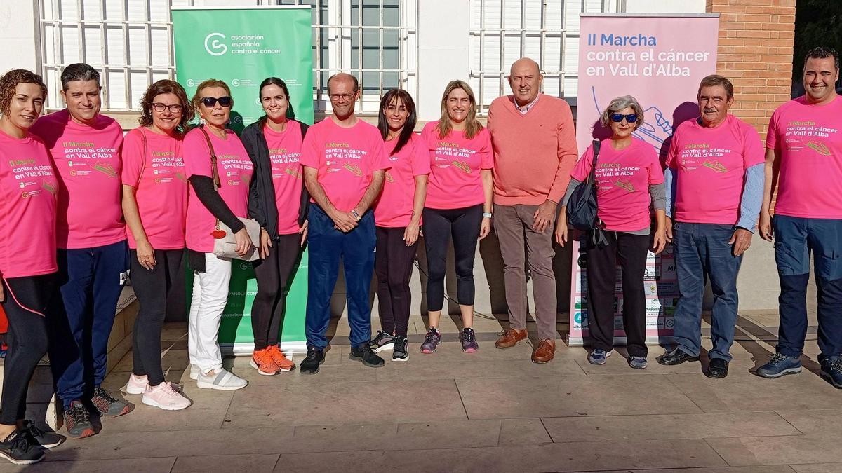 Más de 300 personas han participado en una marcha de hora y media para apoyar la lucha contra el cáncer.
