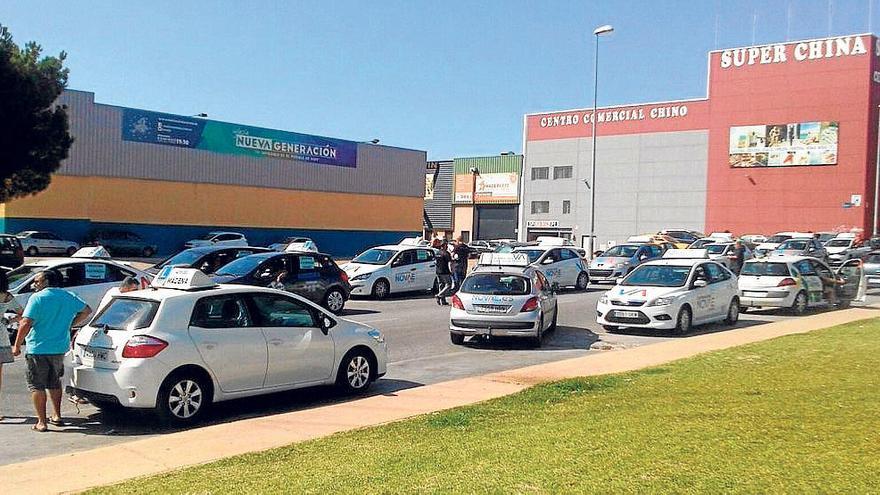 Vehículos en la zona de examen cercana a la Jefatura, en una imagen de archivo.