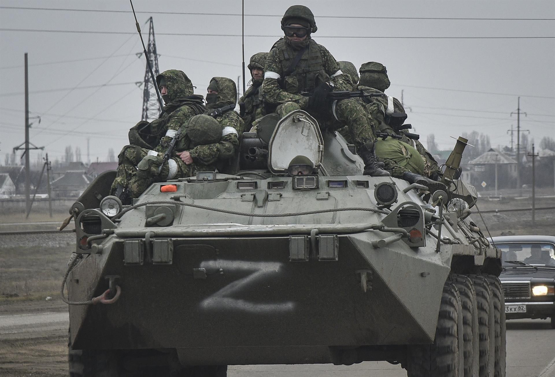 Soldados del ejército ruso, a bordo de un vehículo blindado de transporte de personal BTR-80, se dirigen por carretera hacia el centro de Ucrania.