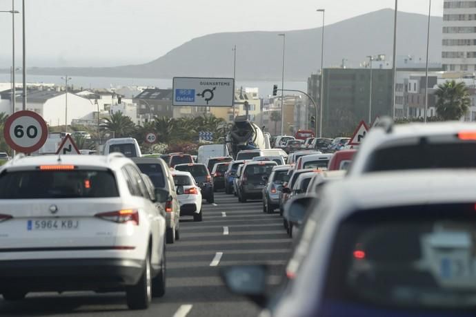 Largas retenciones en los accesos a Las Palmas de Gran Canaria