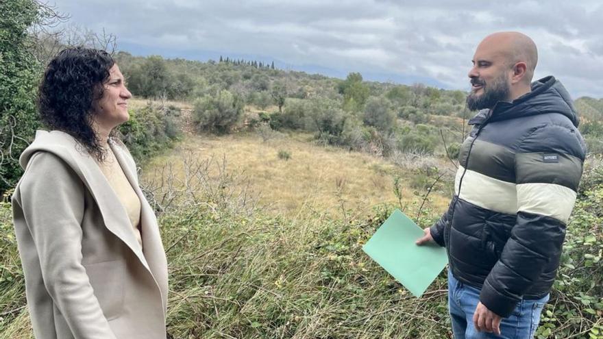 Los concejales Barceló y Coloma, ante un terreno abandonado en Canet. | MEDITERRÁNEO