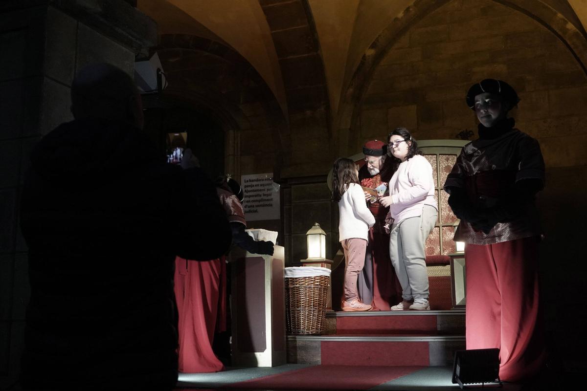 Totes les fotos dels infants de Manresa donant la carta al Príncep Assuan