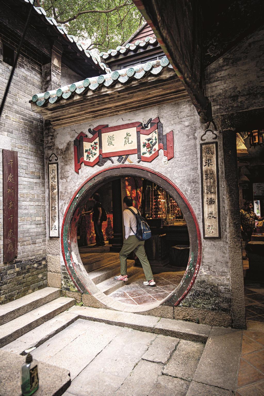 Una de las salidas del convento de Tin Hau.