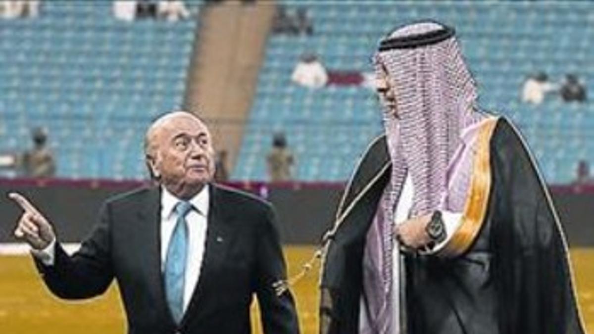 Blatter, con un mandatario árabe.