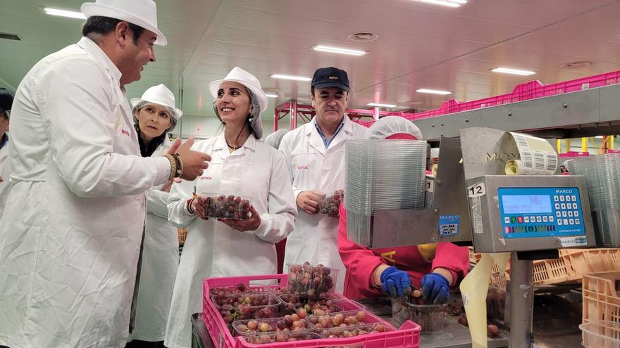 La consejera de Agua, Agricultura, Ganadería y Pesca, Sara Rubira, durante su visita a las instalaciones de la empresa Moyca