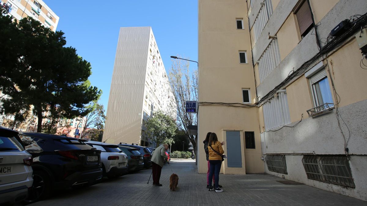 Vecinos de la calle de la Ermita de Bellvitge, que viven desde hace años en unos bajos que no tiene cédula de habitabilidad, en L'Hospitalet.