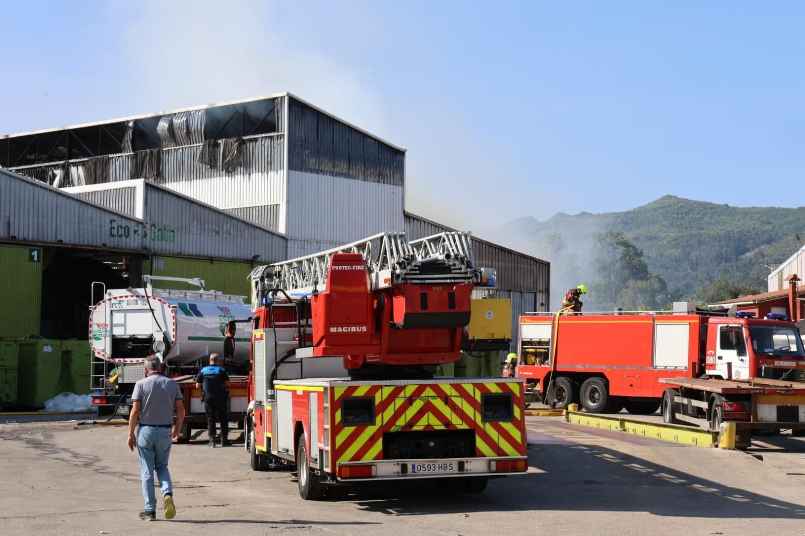 Un importante incendio en el polígono de Caramuxo afecta a una nave de reciclaje