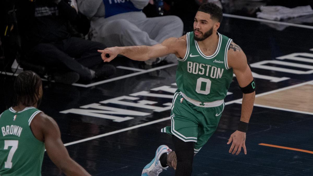 Tatum celebra una canasta ante los Lakers.