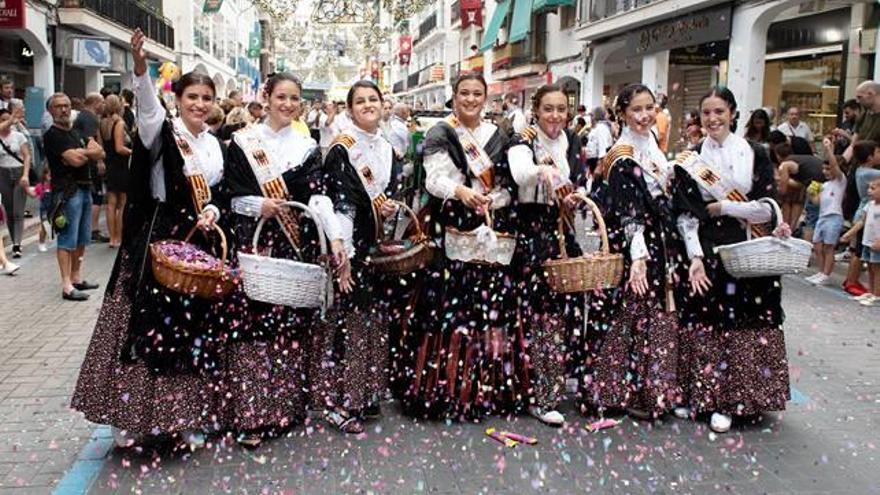 La Reina Mayor del Cristo junto a sus damas en la «Entrà de la Murta».