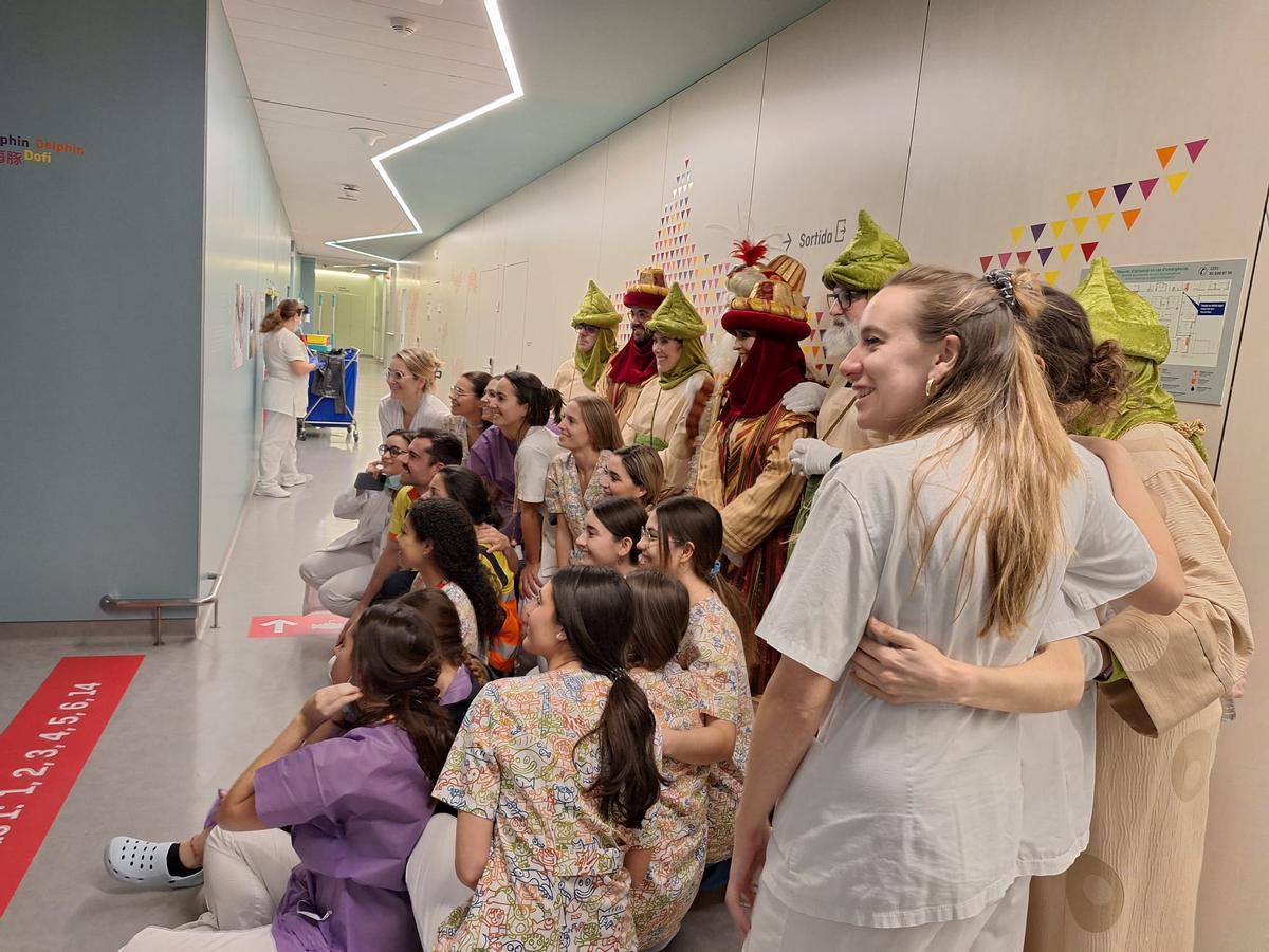 Trabajadores de la UCI del Hospital Sant Joan de Déu recuerdan la visita de los Reyes Magos con una foto
