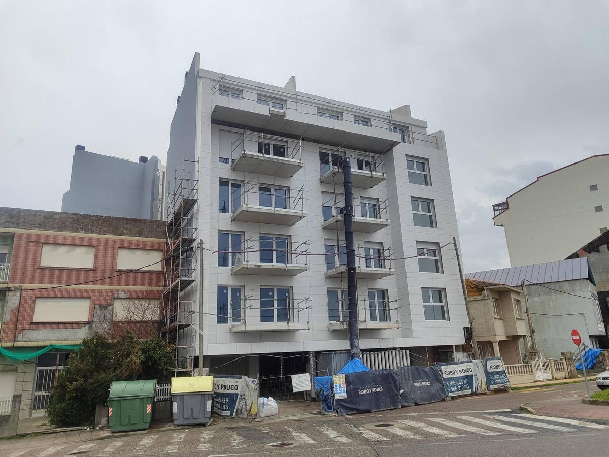 Un edificio en construcción frente a Rodeira en Cangas.