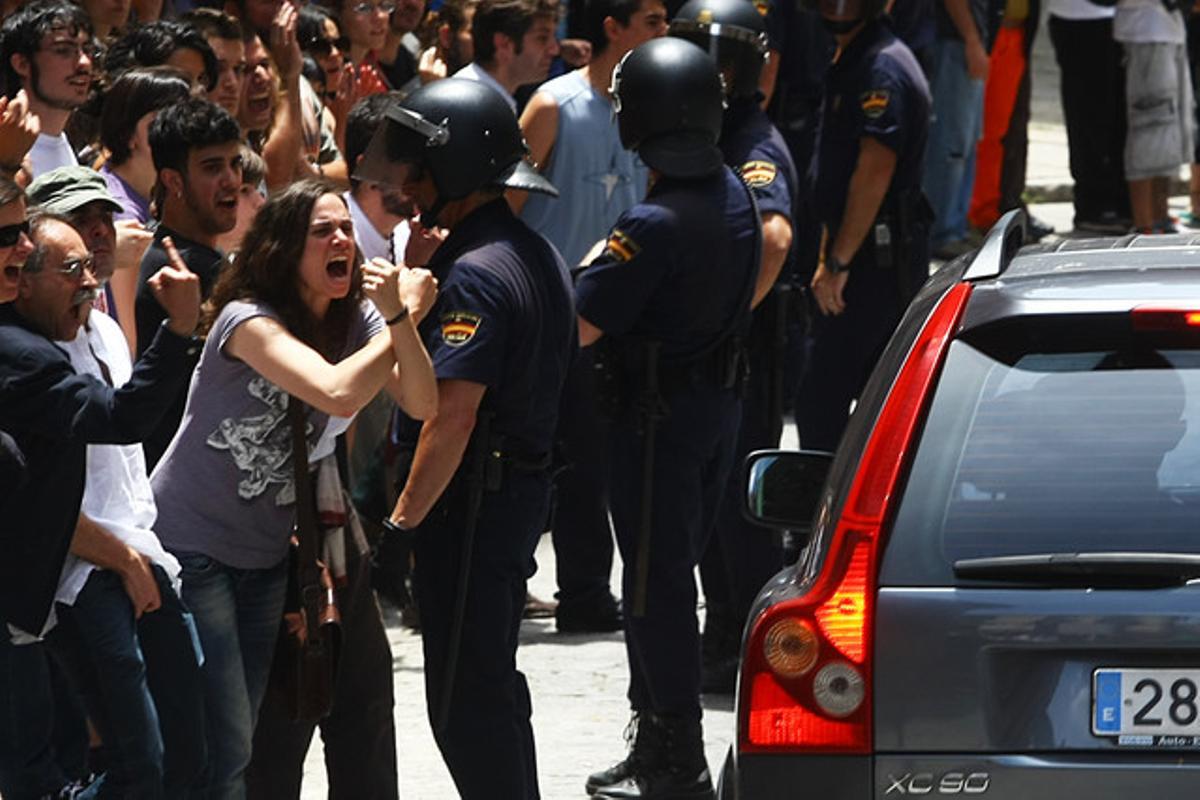 Els indignats increpen els polítics a la sortida de l’Ajuntament de Madrid.