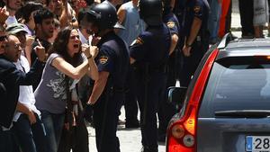 Los indignados increpan a los políticos a la salida del Ayuntamiento de Madrid.