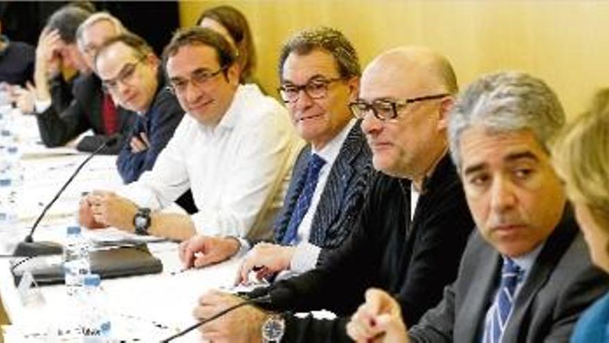 Artur Mas, Francesc Homs i altres dirigents de CDC, durant la reunió de l&#039;executiva nacional del partit, ahir.