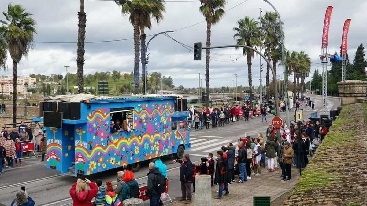 Un artefacto por la avenida de Entrepuentes durante el desfile del pasado sábado.