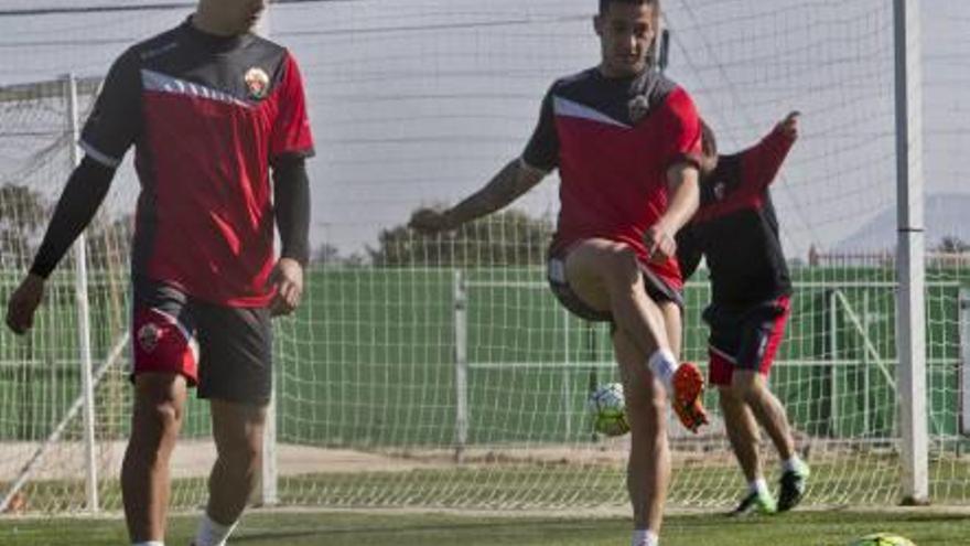 Sergio León y Franco Cristaldo, ayer, en el entrenamiento realizado en el campo anexo.