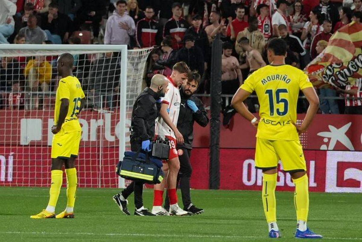 Vanat abandona el terreny de joc lesionat al costat dels metges del club.