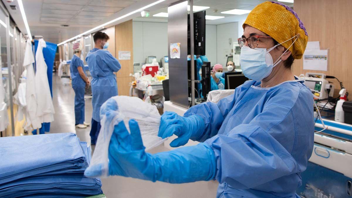 Sanitarios, ataviados con prendas de protección, en la planta covid de un hospital.