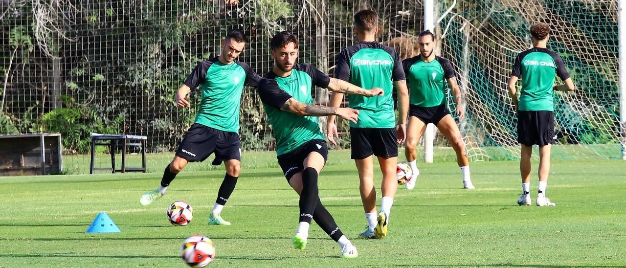 Adri Castellano realiza un pase durante una sesión de trabajo de esta semana.