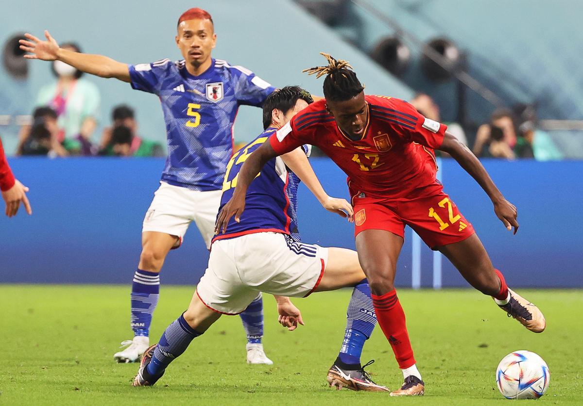 Doha (Qatar), 01/12/2022.- Nico Williams (R) of Spain in action during the FIFA World Cup 2022 group E soccer match between Japan and Spain at Khalifa International Stadium in Doha, Qatar, 01 December 2022. (Mundial de Fútbol, Japón, España, Catar) EFE/EPA/Ali Haider