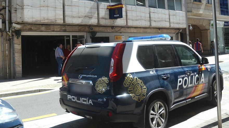 Vehículos policiales ante la Comisaría de Policía (archivo). // R. Vázquez