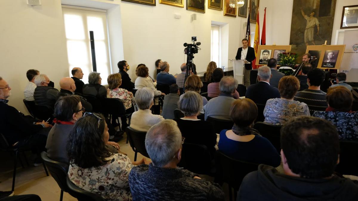 El acto se ha llevado a cabo en la sala de plenos del ayuntamiento de Pollença.