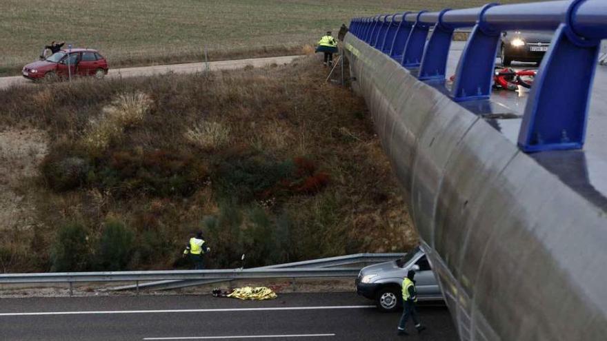 Viaducto desde el que cayó el joven. Arriba, la moto que conducía.