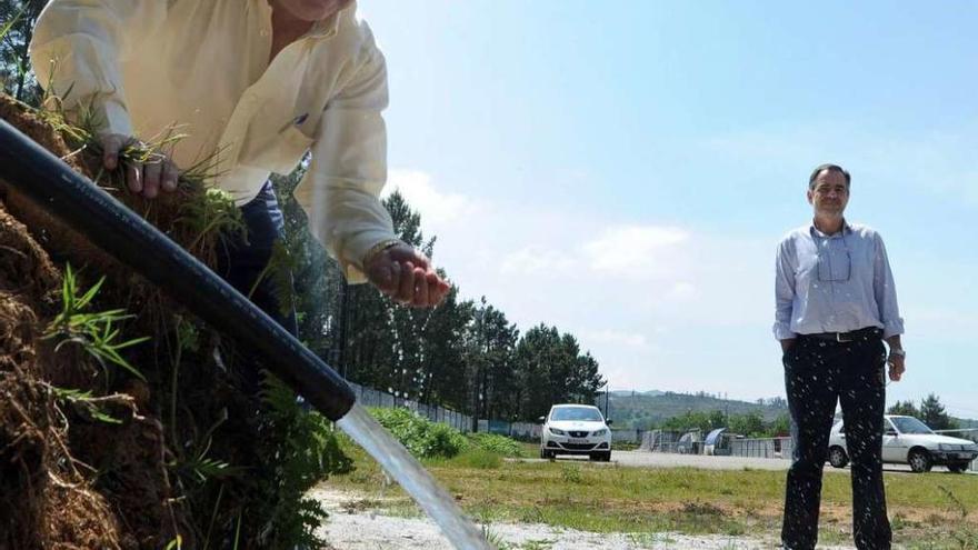 Alberto García toca el agua el día que presentó el manantial termal, en mayo de 2011. // Iñaki Abella