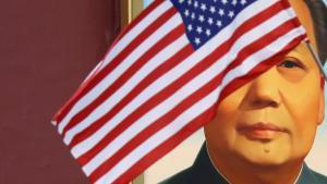 Una bandera de EEUU ondea frente al retrato de Mao Zedong en la plaza de Tiananmen, en noviembre de 2017, durante una visita de Donald Trump a Pekín.