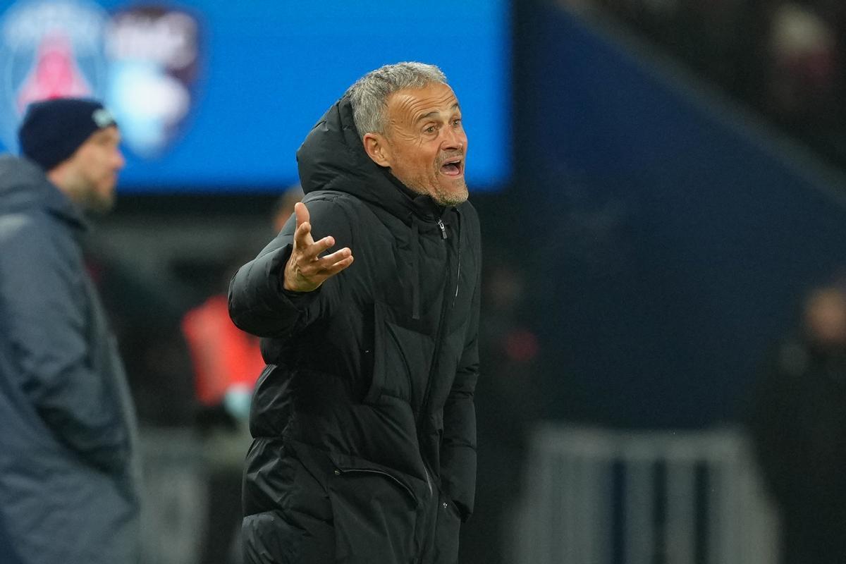 PSG's head coach Luis Enrique reacts during the French League One soccer match between Paris Saint Germain and Le Havre in Paris, France, Saturday, Nov. 22, 2025. (AP Photo/Aurelien Morissard)