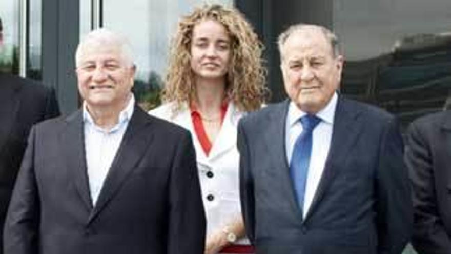 Ramiro Arias, a la derecha, con Antonio Aguilera y Marta Aguilera, miembros del consejo de administración de Duro Felguera, en una imagen de 2011.