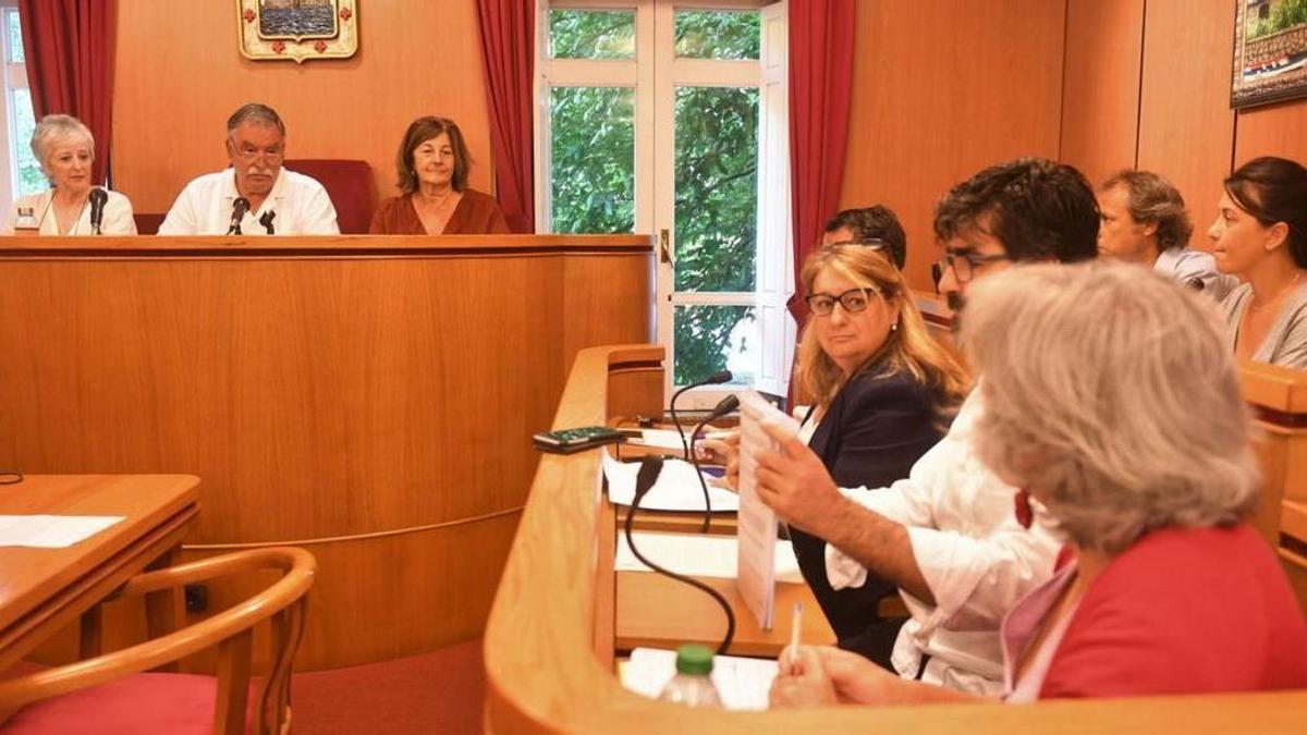 Pleno en Oleiros, con Seoane al fondo y a la derecha, ediles del PSOE y del PP.
