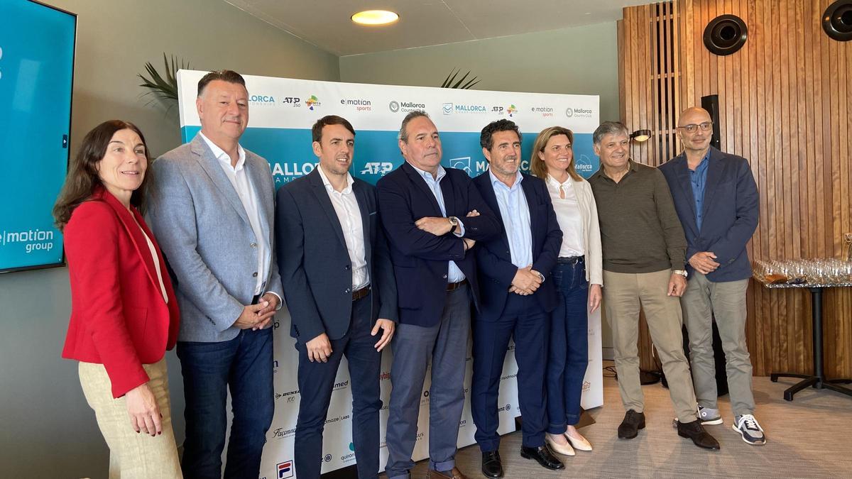 Toni Nadal posa junto a Edwin Weindorfer y el elenco de autoridades institucionales en la presentación del Mallorca Championships