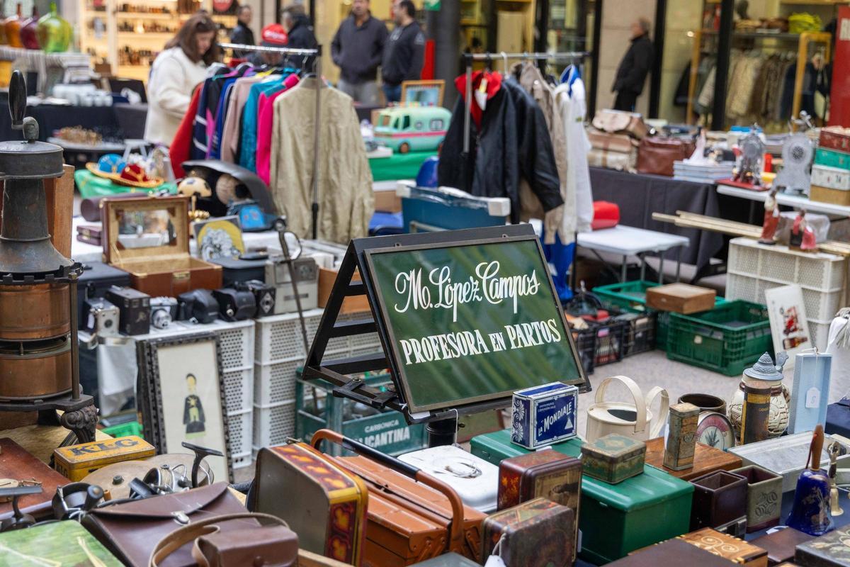 Do aritmómetro ao Playmobil sen esquecer o máis 'vintage': a Feira de Antigüidades triunfa en Área Central