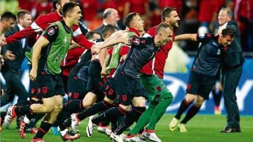 Els jugadors albanesos celebrant la primera victòria en una Eurocopa de la seva història.