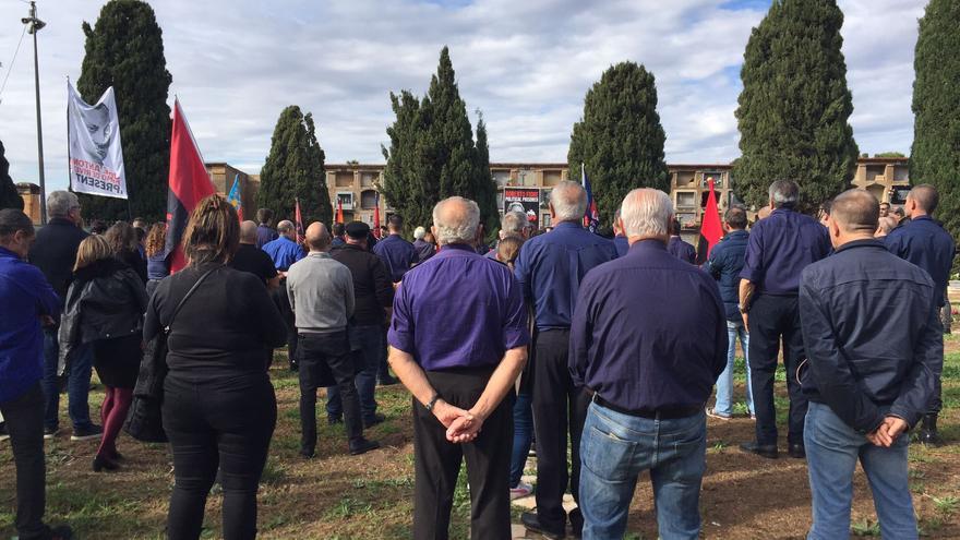 Medio centenar de falangistas se reúnen ante la antigua tumba de José Antonio en Alicante