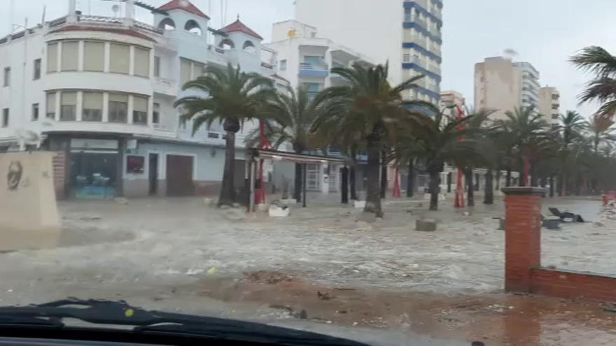 El agua arrasa el paseo marítimo de Vinaròs