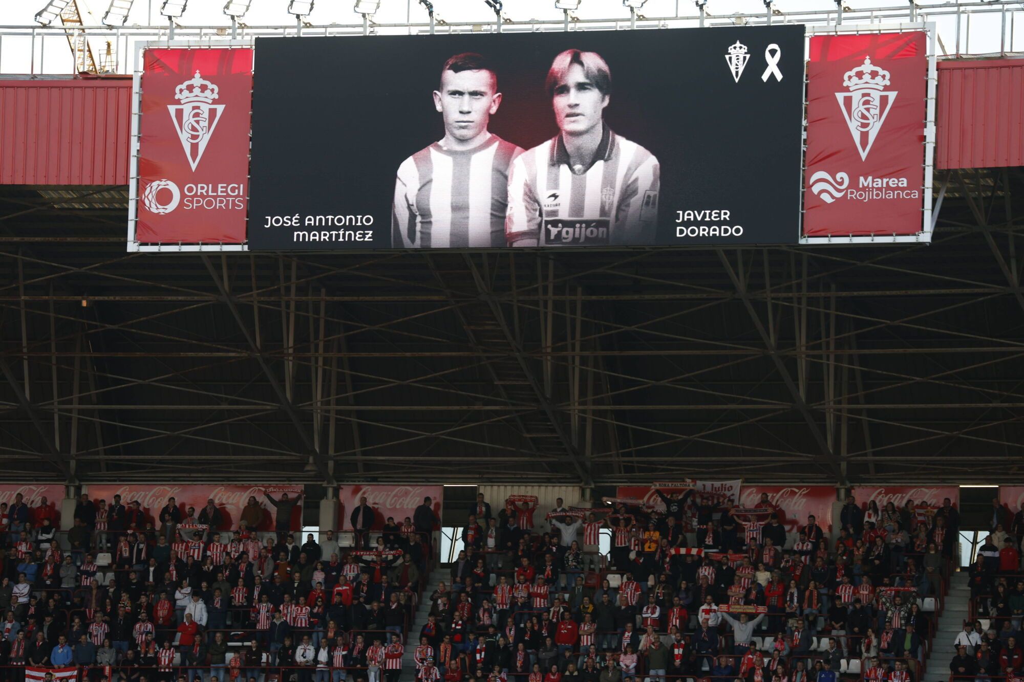 EN IMÁGENES: Ambientazo en el Sporting-Racing de Santander disputado en El Molinón