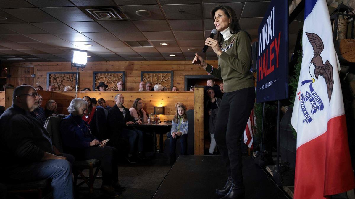 La candidata presidencial republicana, ex embajadora de la ONU, Nikki Haley, durante un acto de campaña en el Thunder Bay Grille en Davenport, Iowa.